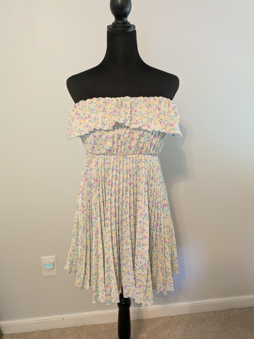 NWOT Mable Light Green Floral Midi Strapless Pleated Dress Size S